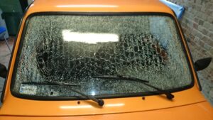 Pęknięta szyba przednia samochodu