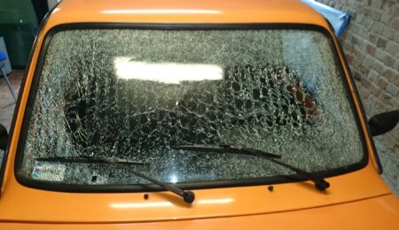 Pęknięta szyba przednia samochodu